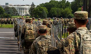 צבא שומר מפני מפגינים ליד הבית הלבן